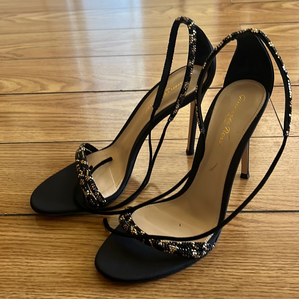 Beautiful heels, worn 2 times. Comes with duster bag.
